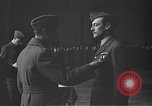 Immagine di King George VI decora truppe Regno Unito, 1942, secondo 40 filmato di repertorio 65675053677