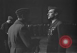 Immagine di King George VI decora truppe Regno Unito, 1942, secondo 41 filmato di repertorio 65675053677