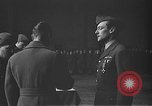Immagine di King George VI decora truppe Regno Unito, 1942, secondo 42 filmato di repertorio 65675053677