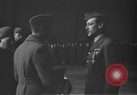 Immagine di King George VI decora truppe Regno Unito, 1942, secondo 43 filmato di repertorio 65675053677