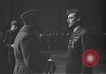 Immagine di King George VI decora truppe Regno Unito, 1942, secondo 44 filmato di repertorio 65675053677
