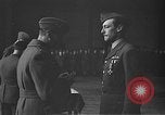 Immagine di King George VI decora truppe Regno Unito, 1942, secondo 45 filmato di repertorio 65675053677