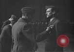 Immagine di King George VI decora truppe Regno Unito, 1942, secondo 46 filmato di repertorio 65675053677