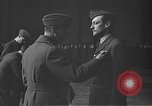 Immagine di King George VI decora truppe Regno Unito, 1942, secondo 47 filmato di repertorio 65675053677