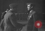 Immagine di King George VI decora truppe Regno Unito, 1942, secondo 48 filmato di repertorio 65675053677