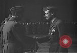 Immagine di King George VI decora truppe Regno Unito, 1942, secondo 49 filmato di repertorio 65675053677