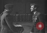 Immagine di King George VI decora truppe Regno Unito, 1942, secondo 50 filmato di repertorio 65675053677