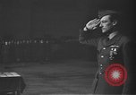 Immagine di King George VI decora truppe Regno Unito, 1942, secondo 51 filmato di repertorio 65675053677