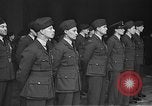 Immagine di King George VI decora truppe Regno Unito, 1942, secondo 52 filmato di repertorio 65675053677