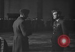 Immagine di King George VI decora truppe Regno Unito, 1942, secondo 54 filmato di repertorio 65675053677