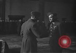 Immagine di King George VI decora truppe Regno Unito, 1942, secondo 55 filmato di repertorio 65675053677