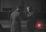Immagine di King George VI decora truppe Regno Unito, 1942, secondo 56 filmato di repertorio 65675053677