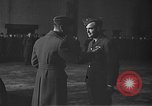 Immagine di King George VI decora truppe Regno Unito, 1942, secondo 57 filmato di repertorio 65675053677