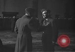 Immagine di King George VI decora truppe Regno Unito, 1942, secondo 58 filmato di repertorio 65675053677