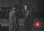 Immagine di King George VI decora truppe Regno Unito, 1942, secondo 60 filmato di repertorio 65675053677