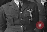 Immagine di King George VI decora truppe Regno Unito, 1942, secondo 61 filmato di repertorio 65675053677
