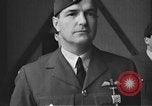 Immagine di King George VI decora truppe Regno Unito, 1942, secondo 62 filmato di repertorio 65675053677