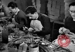 Standbild Abend Schuhe Florenz Italien, 1951, aus Sekunde 49 historischem Filmmaterial Videoclip 65675053695