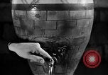 Standbild Italienischer Wein Italien, 1951, aus Sekunde 13 historischem Filmmaterial Videoclip 65675053699