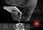 Standbild Italienischer Wein Italien, 1951, aus Sekunde 14 historischem Filmmaterial Videoclip 65675053699