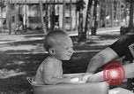 Immagine di La balneazione un neonato Greenbelt Maryland USA, 1939, secondo 3 filmato di repertorio 65675053713