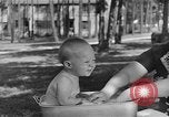 Immagine di La balneazione un neonato Greenbelt Maryland USA, 1939, secondo 4 filmato di repertorio 65675053713