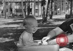 Immagine di La balneazione un neonato Greenbelt Maryland USA, 1939, secondo 5 filmato di repertorio 65675053713