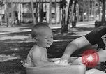 Immagine di La balneazione un neonato Greenbelt Maryland USA, 1939, secondo 6 filmato di repertorio 65675053713