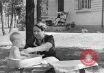 Immagine di La balneazione un neonato Greenbelt Maryland USA, 1939, secondo 7 filmato di repertorio 65675053713