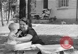 Immagine di La balneazione un neonato Greenbelt Maryland USA, 1939, secondo 8 filmato di repertorio 65675053713
