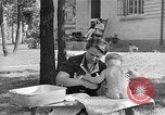 Immagine di La balneazione un neonato Greenbelt Maryland USA, 1939, secondo 11 filmato di repertorio 65675053713