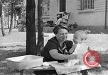 Immagine di La balneazione un neonato Greenbelt Maryland USA, 1939, secondo 13 filmato di repertorio 65675053713