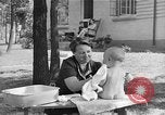 Immagine di La balneazione un neonato Greenbelt Maryland USA, 1939, secondo 14 filmato di repertorio 65675053713