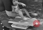 Immagine di La balneazione un neonato Greenbelt Maryland USA, 1939, secondo 16 filmato di repertorio 65675053713