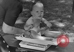 Immagine di La balneazione un neonato Greenbelt Maryland USA, 1939, secondo 17 filmato di repertorio 65675053713