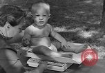 Immagine di La balneazione un neonato Greenbelt Maryland USA, 1939, secondo 18 filmato di repertorio 65675053713
