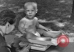 Immagine di La balneazione un neonato Greenbelt Maryland USA, 1939, secondo 19 filmato di repertorio 65675053713