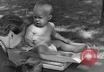 Immagine di La balneazione un neonato Greenbelt Maryland USA, 1939, secondo 20 filmato di repertorio 65675053713