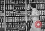 Immagine di Supermercato negozio di generi alimentari Greenbelt Maryland USA, 1939, secondo 5 filmato di repertorio 65675053715