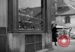 Standbild Bäckerei Paris Frankreich, 1938, aus Sekunde 41 historischem Filmmaterial Videoclip 65675053812