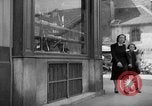 Standbild Bäckerei Paris Frankreich, 1938, aus Sekunde 57 historischem Filmmaterial Videoclip 65675053812