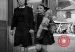 Standbild Bäckerei Paris Frankreich, 1938, aus Sekunde 60 historischem Filmmaterial Videoclip 65675053812