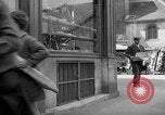 Standbild Bäckerei Paris Frankreich, 1938, aus Sekunde 61 historischem Filmmaterial Videoclip 65675053812