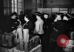 Standbild Gasmasken Paris Frankreich, 1939, aus Sekunde 1 historischem Filmmaterial Videoclip 65675053820