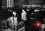 Standbild Gasmasken Paris Frankreich, 1939, aus Sekunde 3 historischem Filmmaterial Videoclip 65675053820