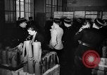 Standbild Gasmasken Paris Frankreich, 1939, aus Sekunde 5 historischem Filmmaterial Videoclip 65675053820