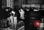 Standbild Gasmasken Paris Frankreich, 1939, aus Sekunde 6 historischem Filmmaterial Videoclip 65675053820