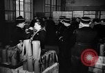 Standbild Gasmasken Paris Frankreich, 1939, aus Sekunde 9 historischem Filmmaterial Videoclip 65675053820