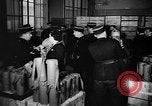 Standbild Gasmasken Paris Frankreich, 1939, aus Sekunde 10 historischem Filmmaterial Videoclip 65675053820