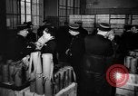 Standbild Gasmasken Paris Frankreich, 1939, aus Sekunde 11 historischem Filmmaterial Videoclip 65675053820
